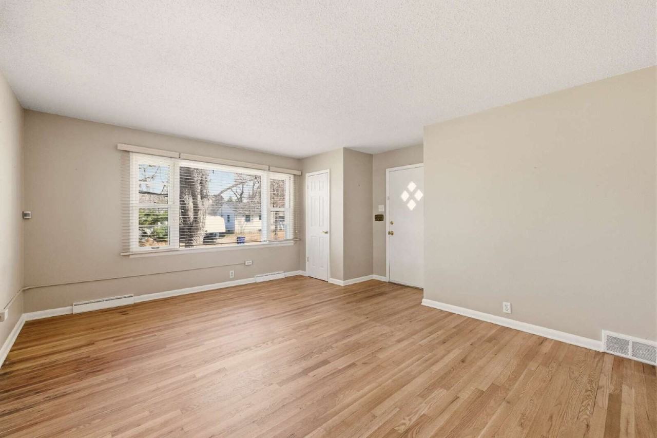 5357 S Sherman St - Photo 4 of 31