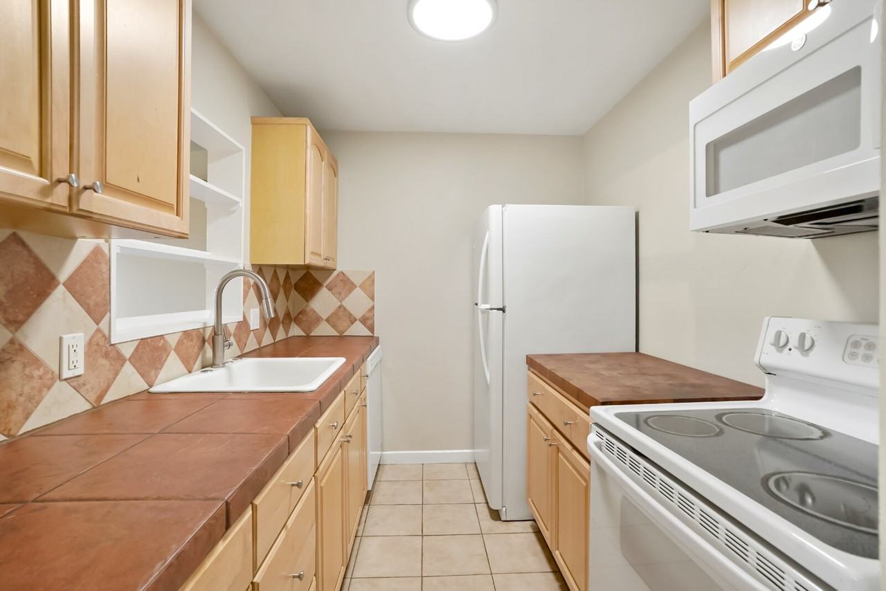 3032 S Glencoe St - Photo 6 of 18