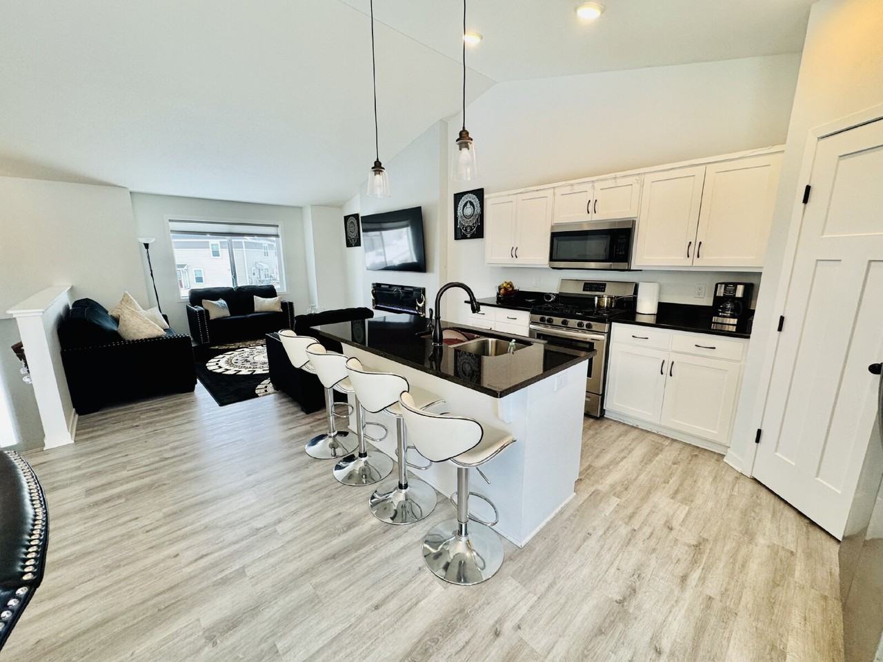 8691 Park Ave Ne - Photo 5 of 27