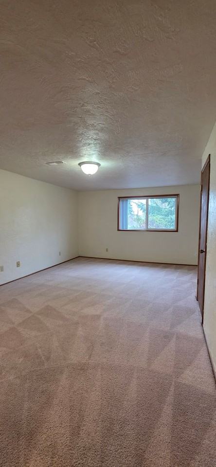 Edgewater Square Apartments - Photo 4 of 30