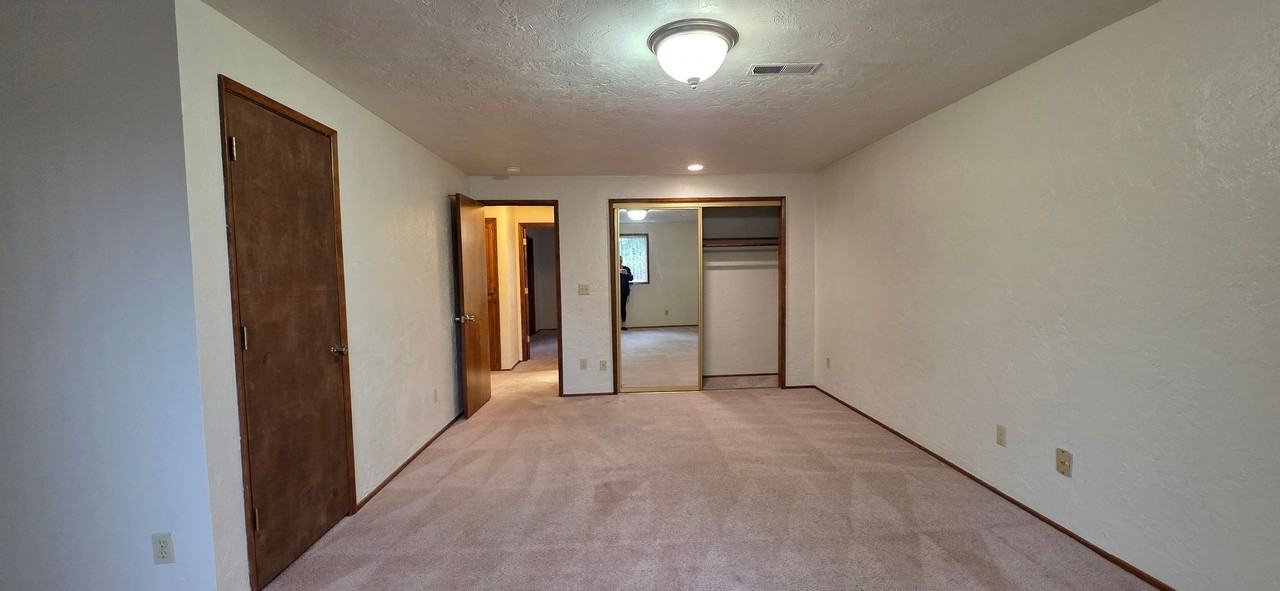 Edgewater Square Apartments - Photo 5 of 30