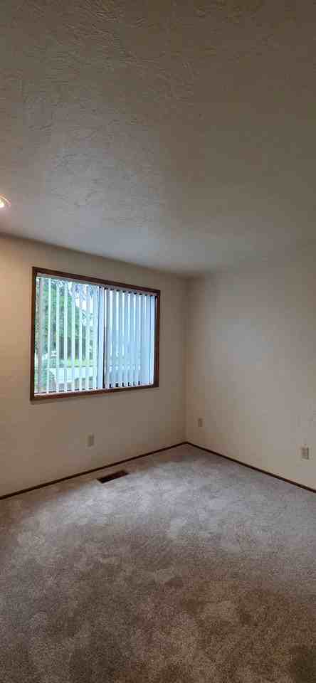 Edgewater Square Apartments - Photo 6 of 30