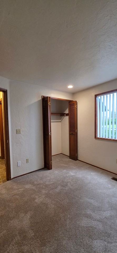 Edgewater Square Apartments - Photo 7 of 30