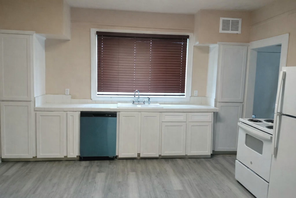 290 14th St Se #1 - Photo 5 of 11