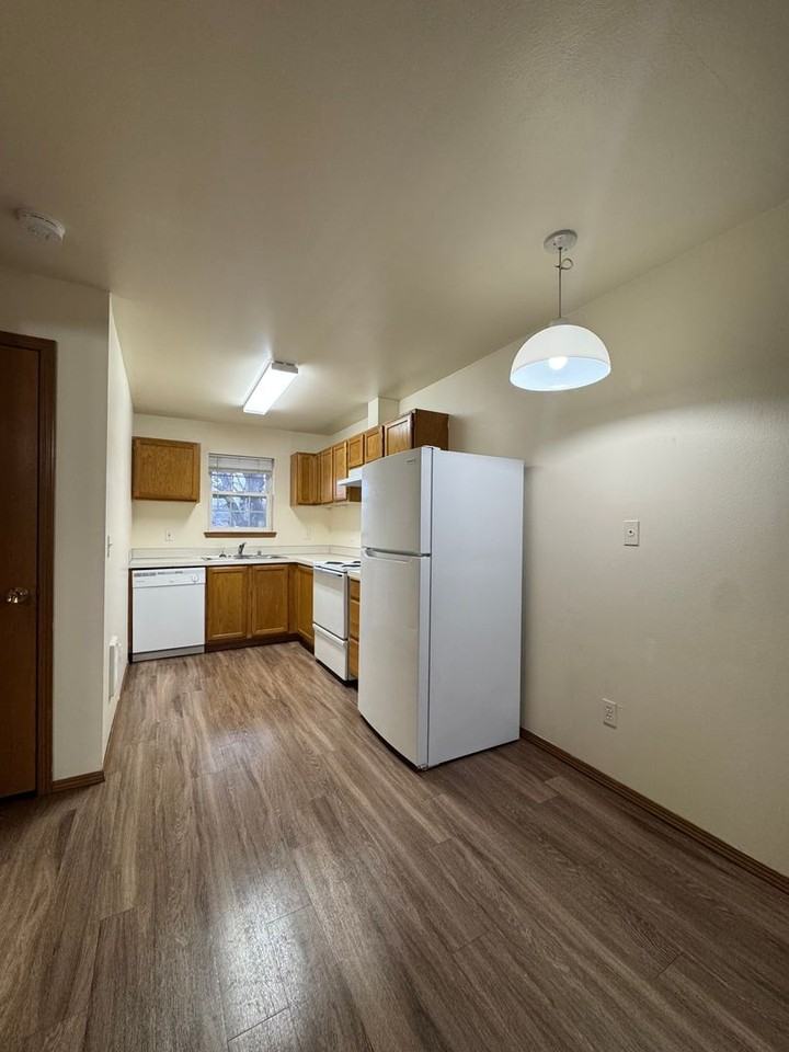 Glacier Apartments - Photo 3 of 12