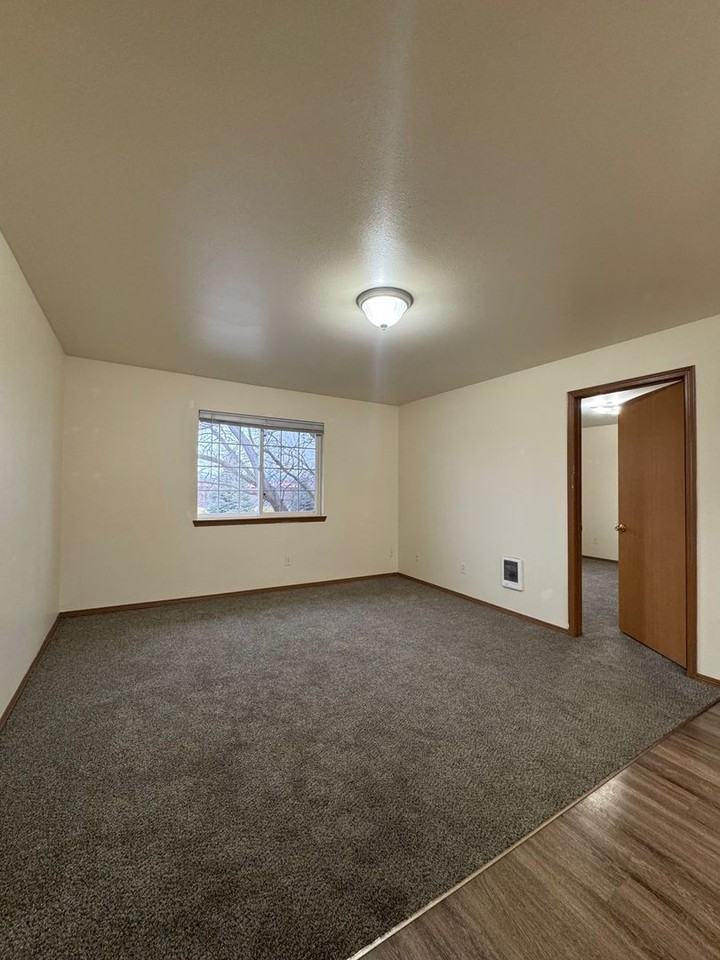 Glacier Apartments - Photo 4 of 12