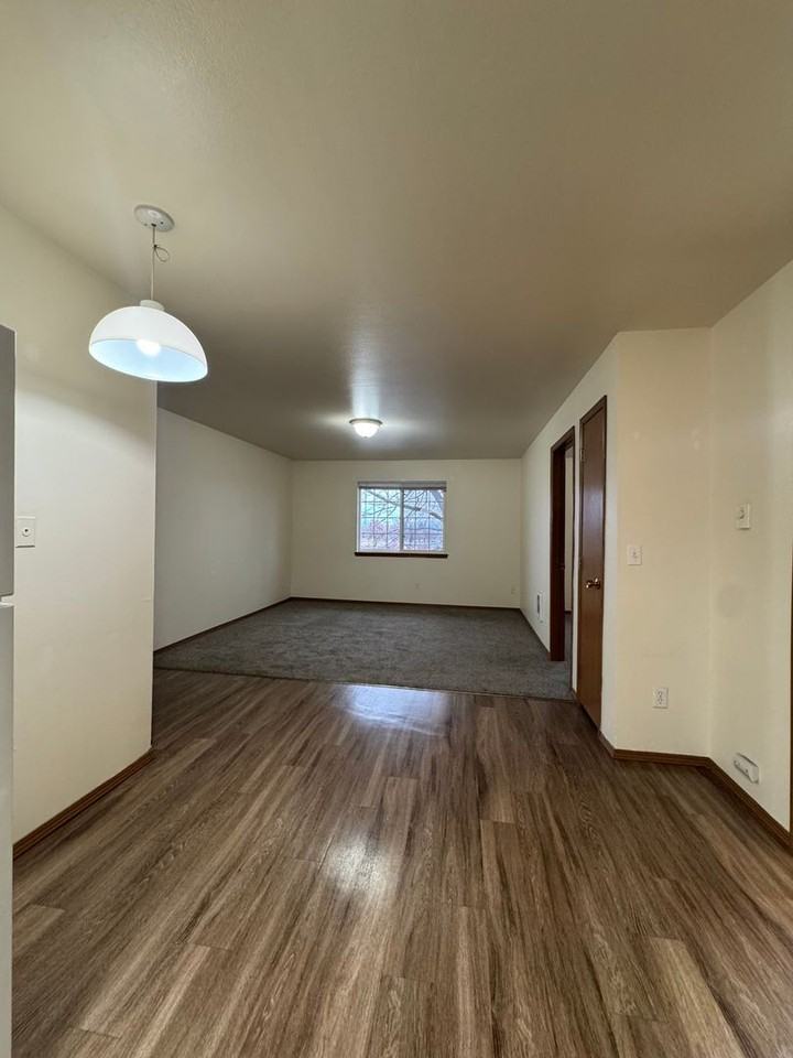 Glacier Apartments - Photo 5 of 12