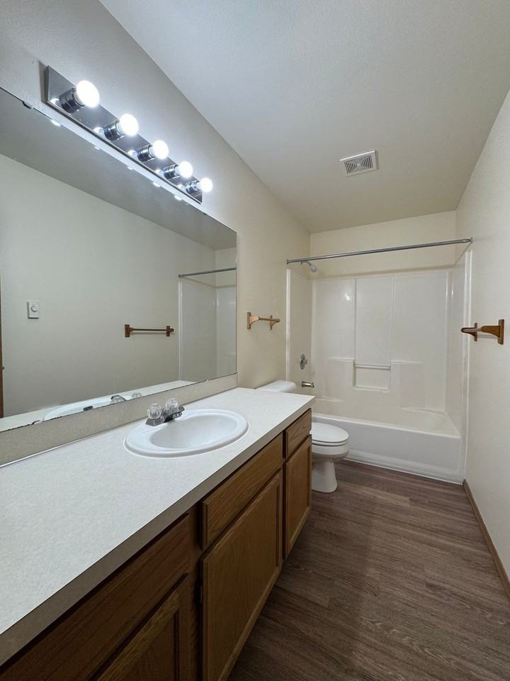 Glacier Apartments - Photo 6 of 12