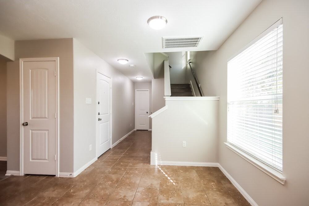 261 Kellyn Ct - Photo 6 of 17