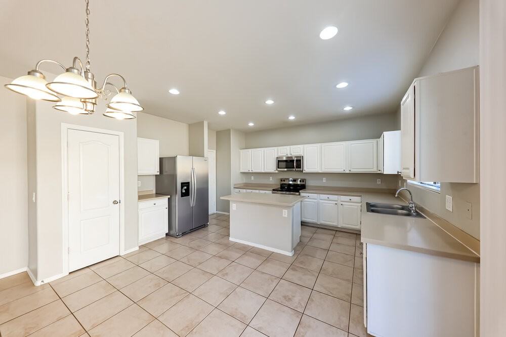 17036 W Marshall Ln - Photo 6 of 17