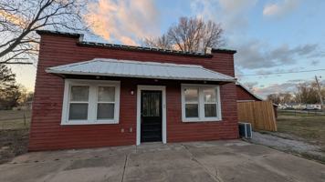 featured image of 410 E 6th St