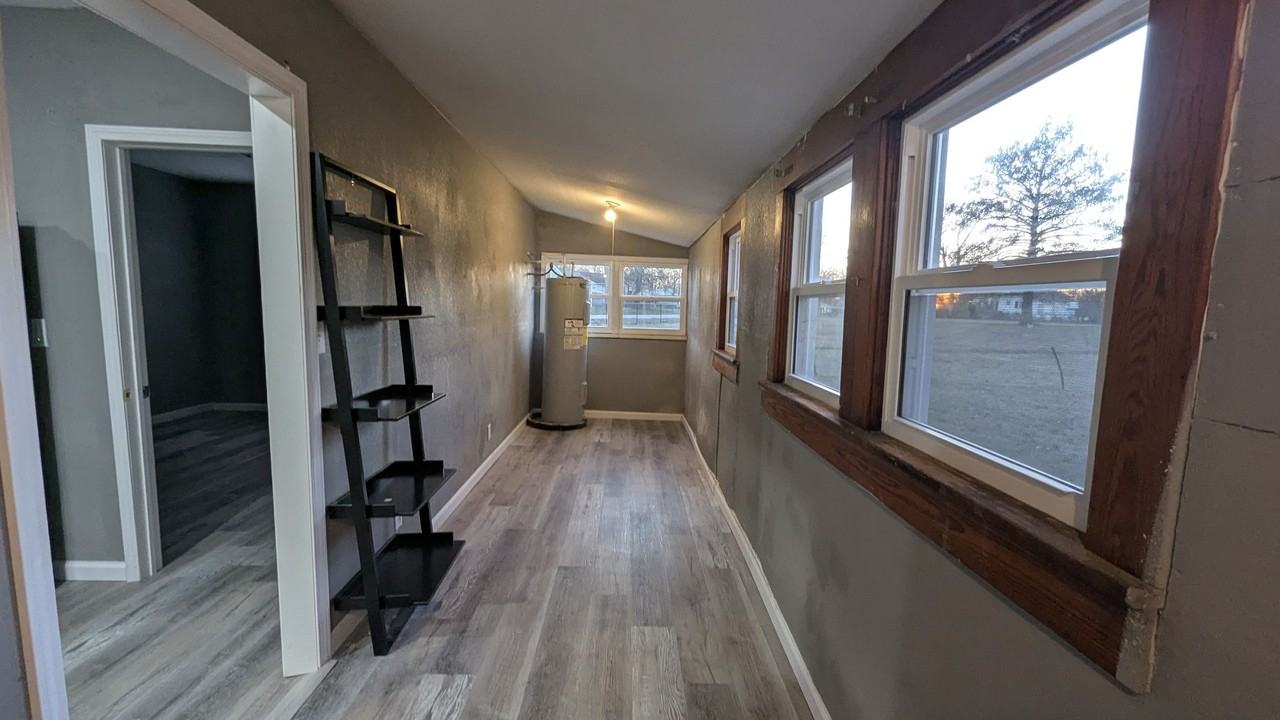 410 E 6th St - Photo 7 of 24