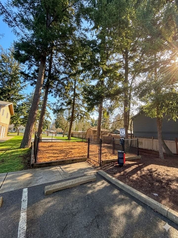 Parkland Manor - Photo 2 of 7