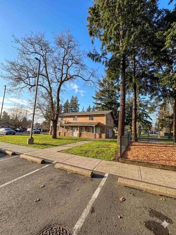 Parkland Manor - Photo 3 of 7