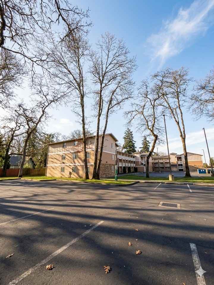 Parkland Manor - Photo 4 of 7