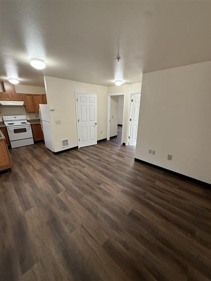 Parkland Manor - Photo 5 of 7