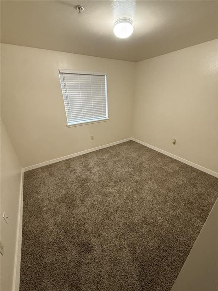 Parkland Manor - Photo 6 of 7