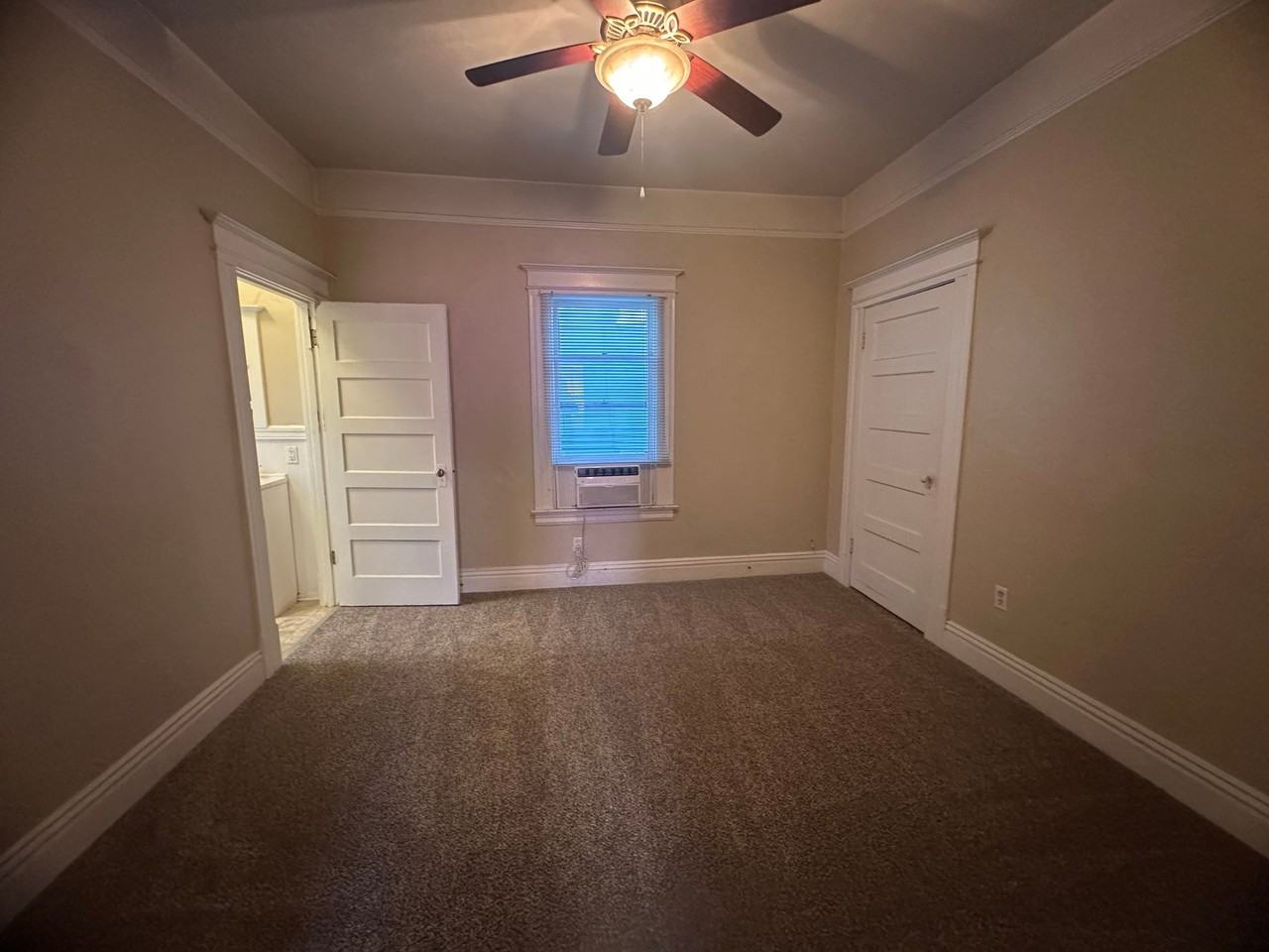 1409 1/2 E St - Photo 4 of 44