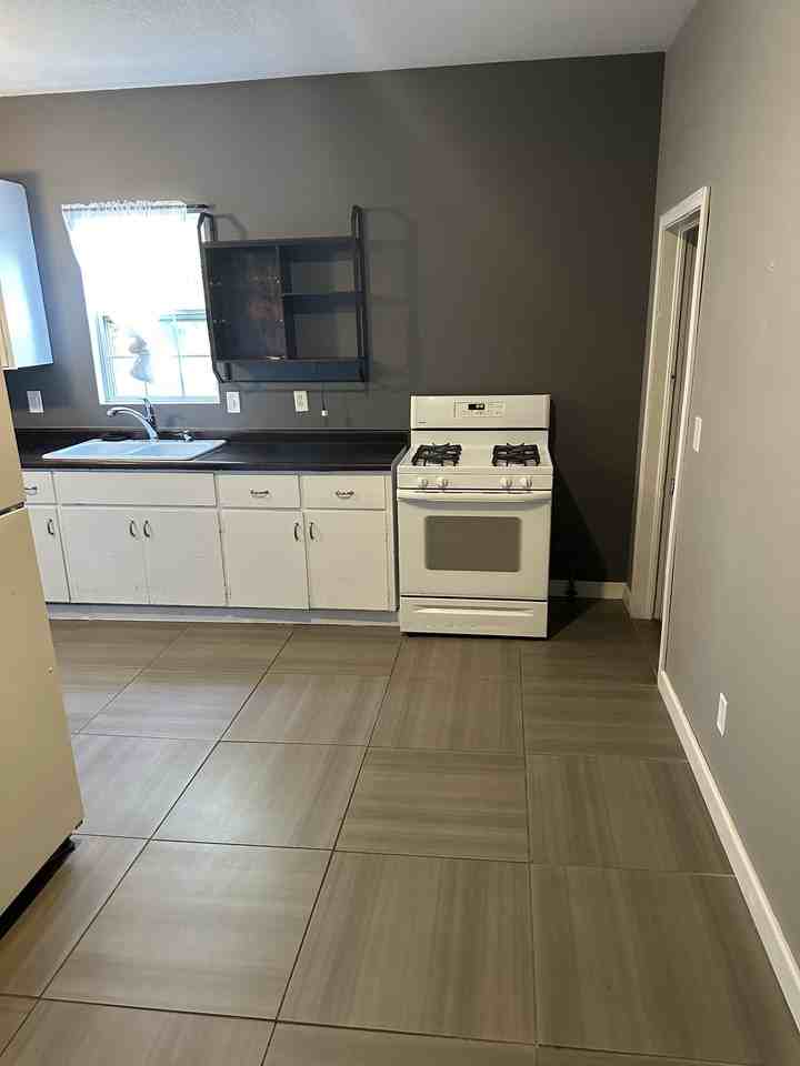 1435 7th St - Photo 3 of 17