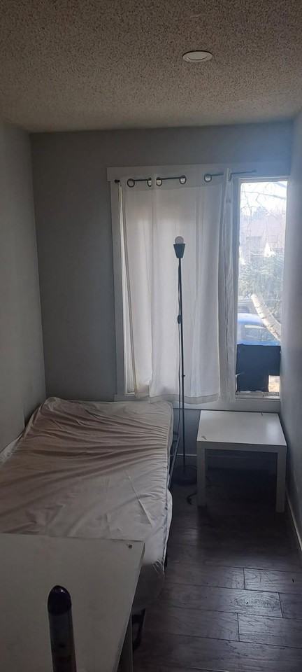 208 Temple Close Ne - Photo 3 of 4