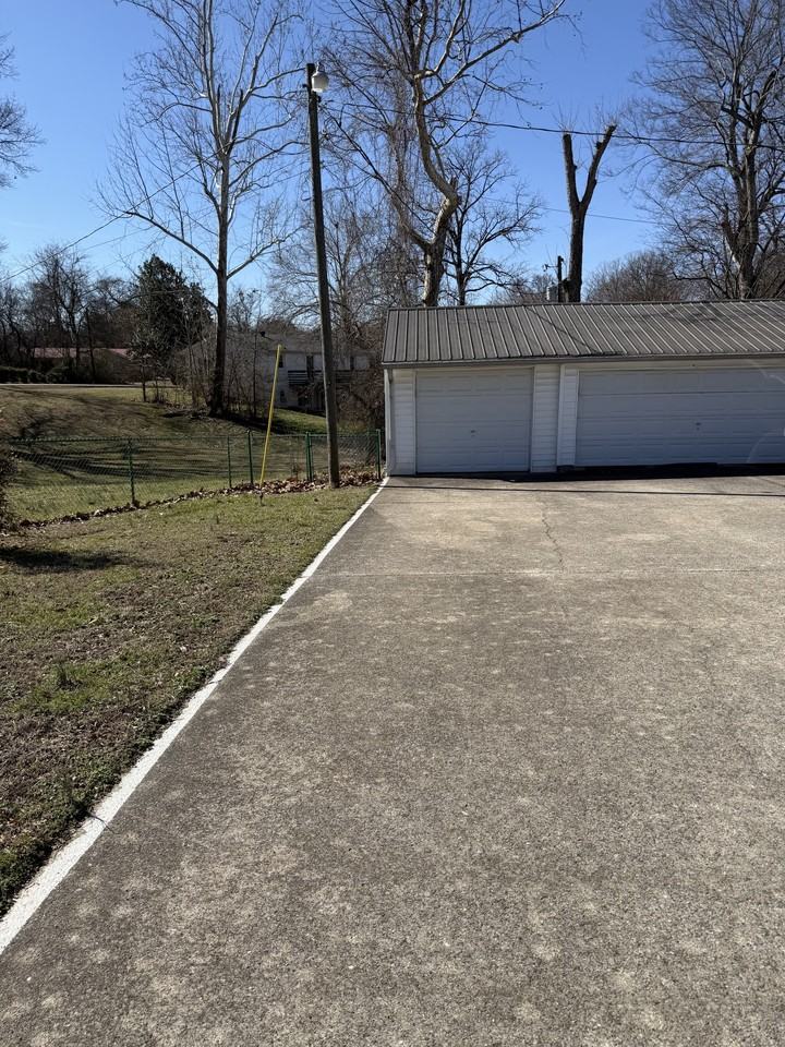 401 Old Hopkinsville Hwy - Photo 2 of 14
