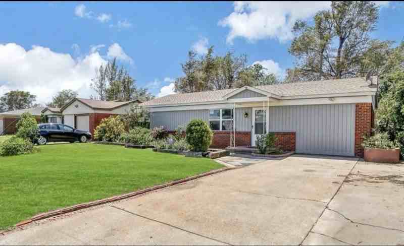 1033 Coe St - Photo 2 of 16