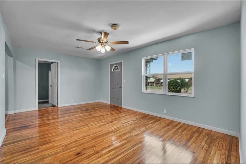 1033 Coe St - Photo 3 of 16