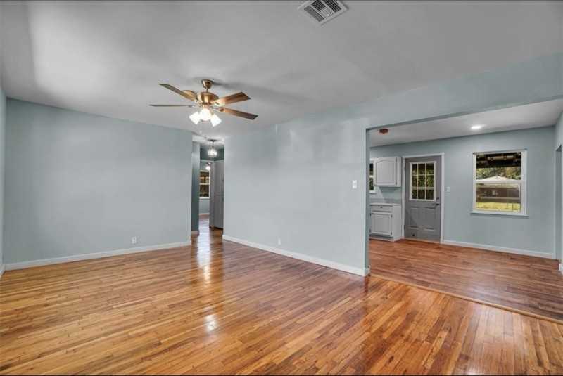 1033 Coe St - Photo 4 of 16