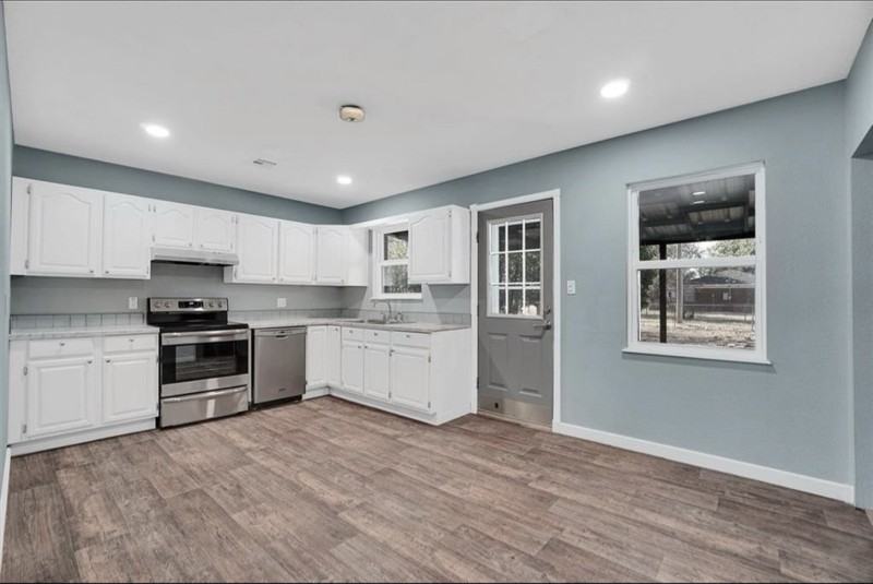 1033 Coe St - Photo 5 of 16