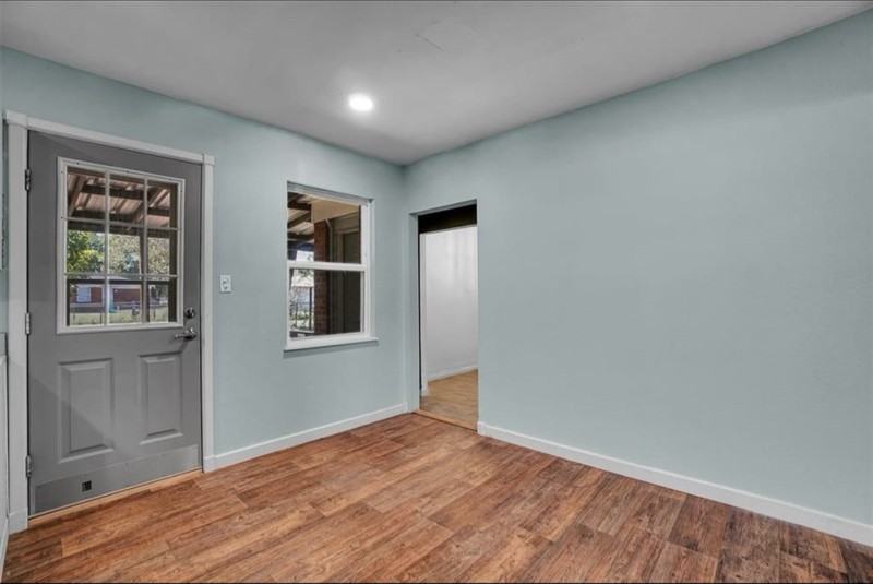 1033 Coe St - Photo 6 of 16