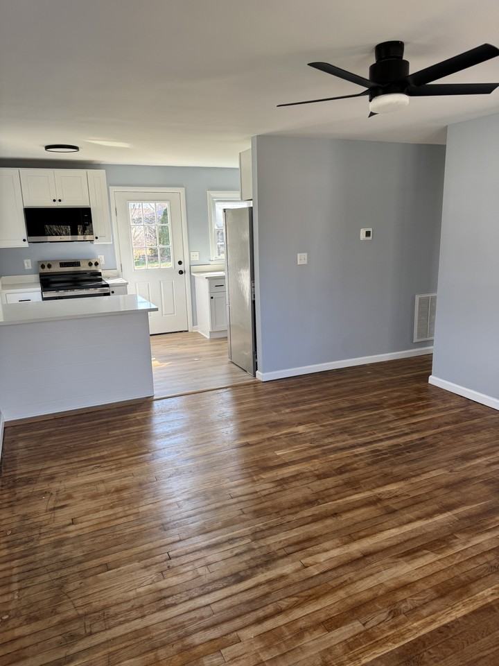 1302 Hazel St - Photo 3 of 20