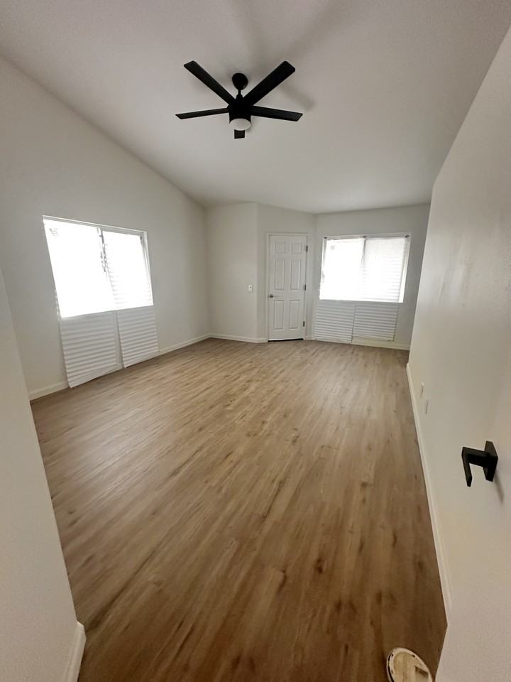 238 Sunny Halo Ct - Photo 3 of 8