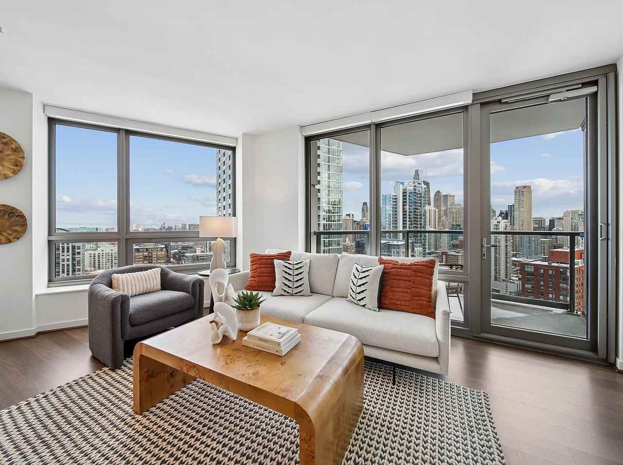 330 W Hubbard St - Photo 2 of 13