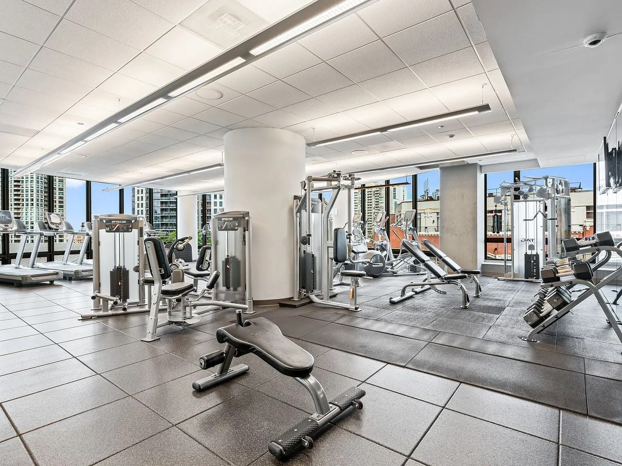 330 W Hubbard St - Photo 7 of 13