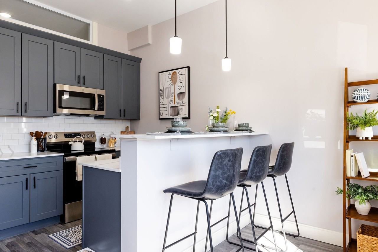 The Residence at 1555 Elm - Photo 3 of 47