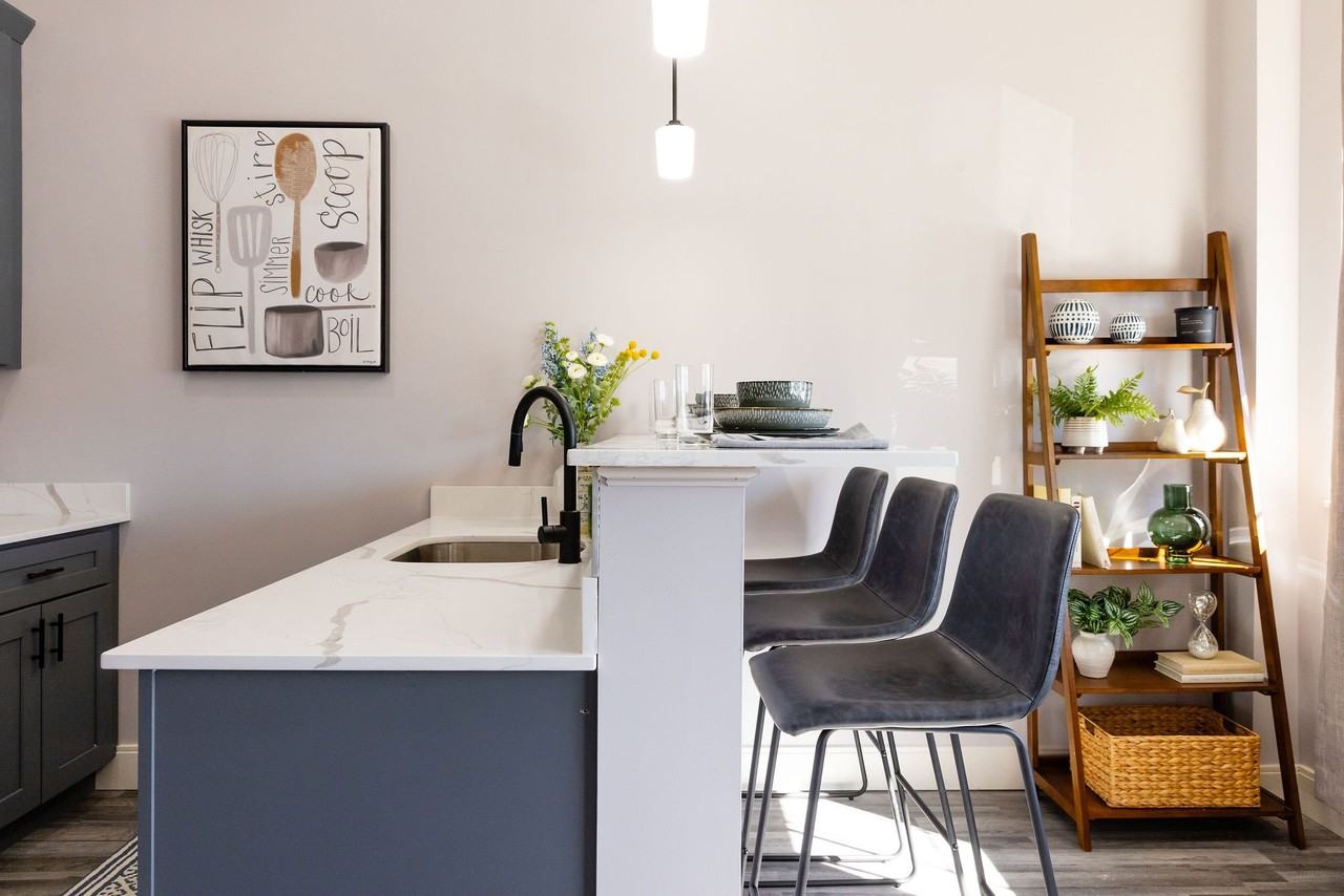 The Residence at 1555 Elm - Photo 4 of 47