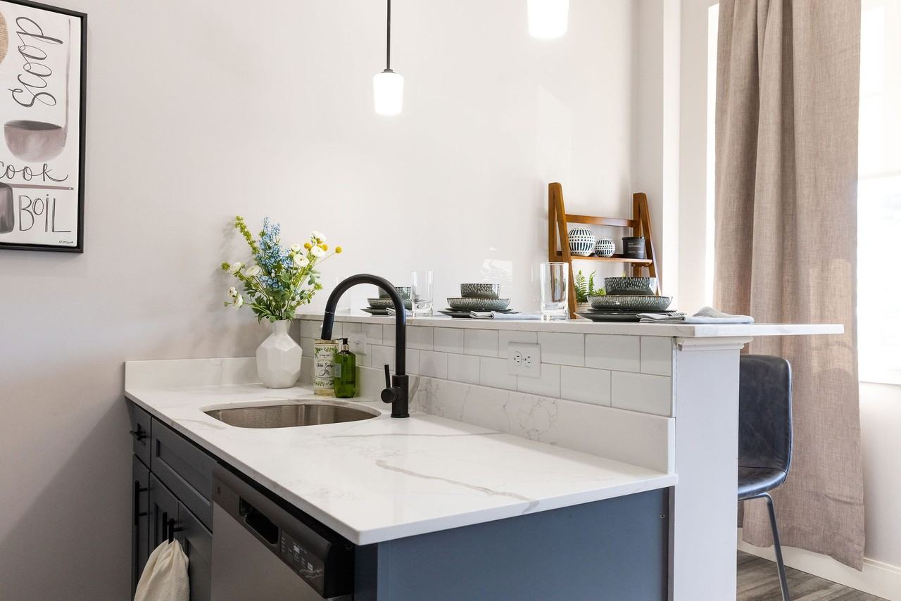 The Residence at 1555 Elm - Photo 7 of 47