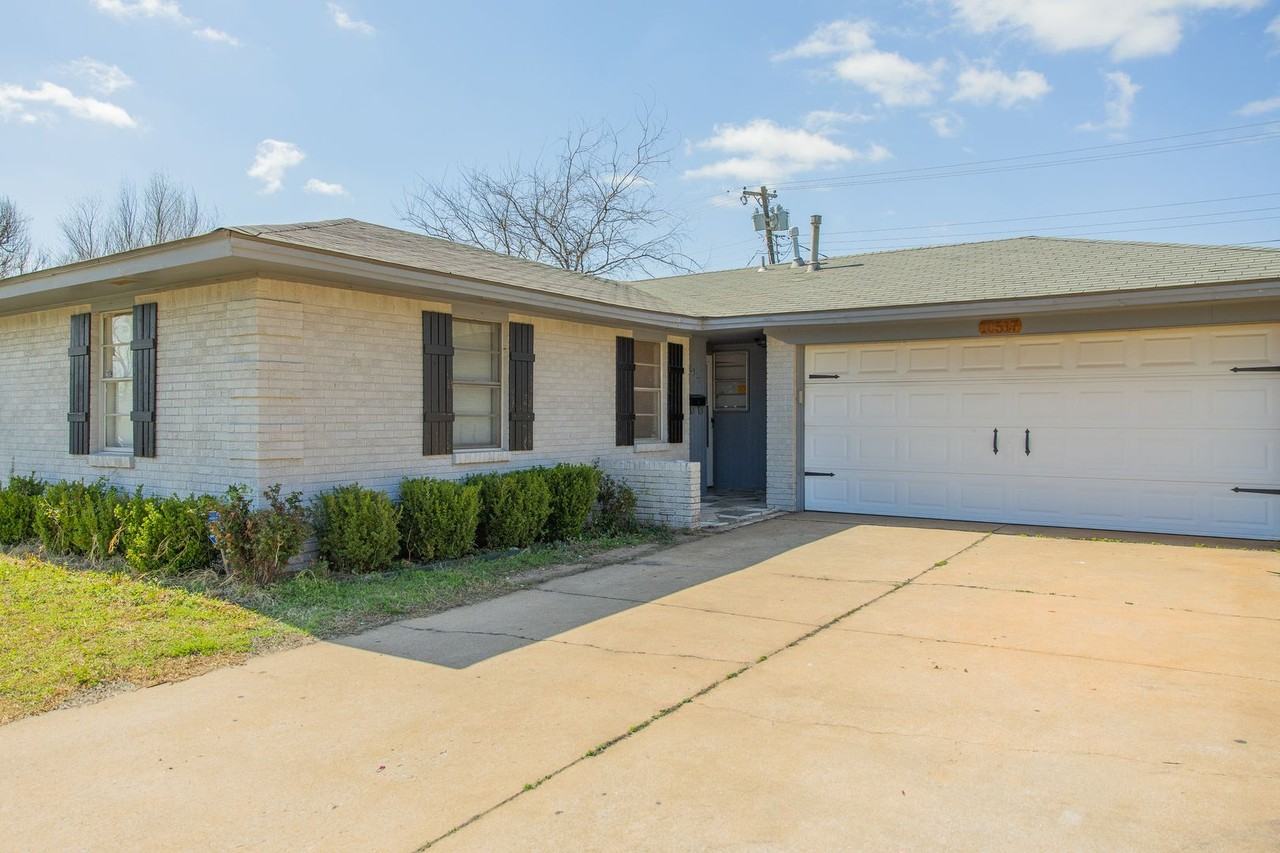 10517 N Mckinley Ave - Photo 2 of 22