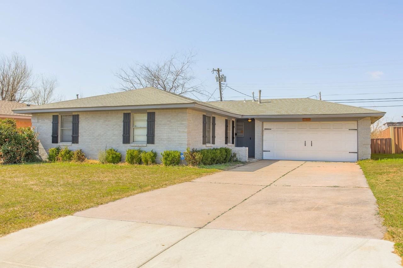 10517 N Mckinley Ave - Photo 3 of 22