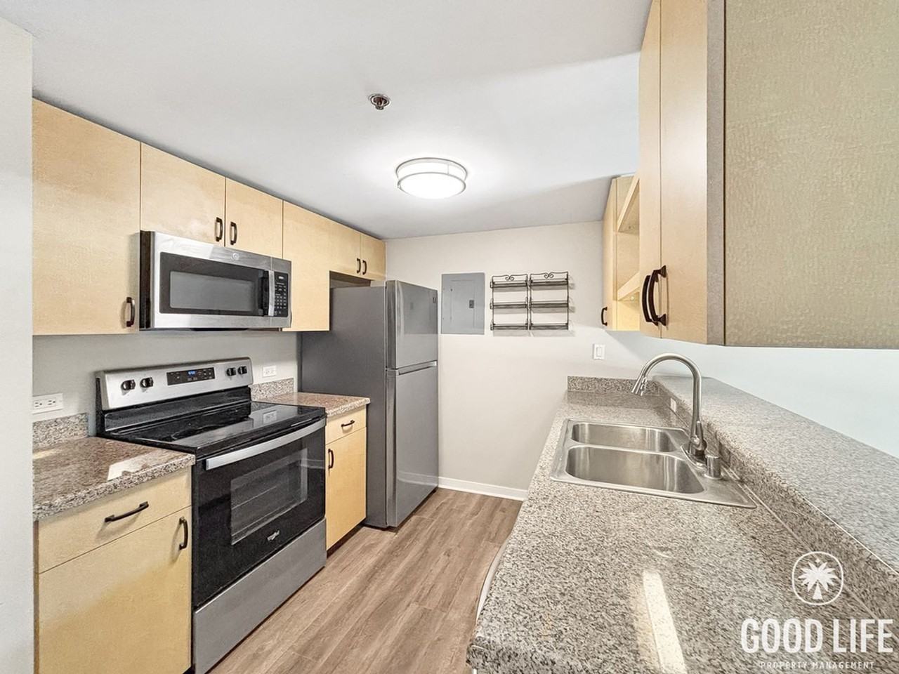 425 W Beech St - Photo 7 of 23