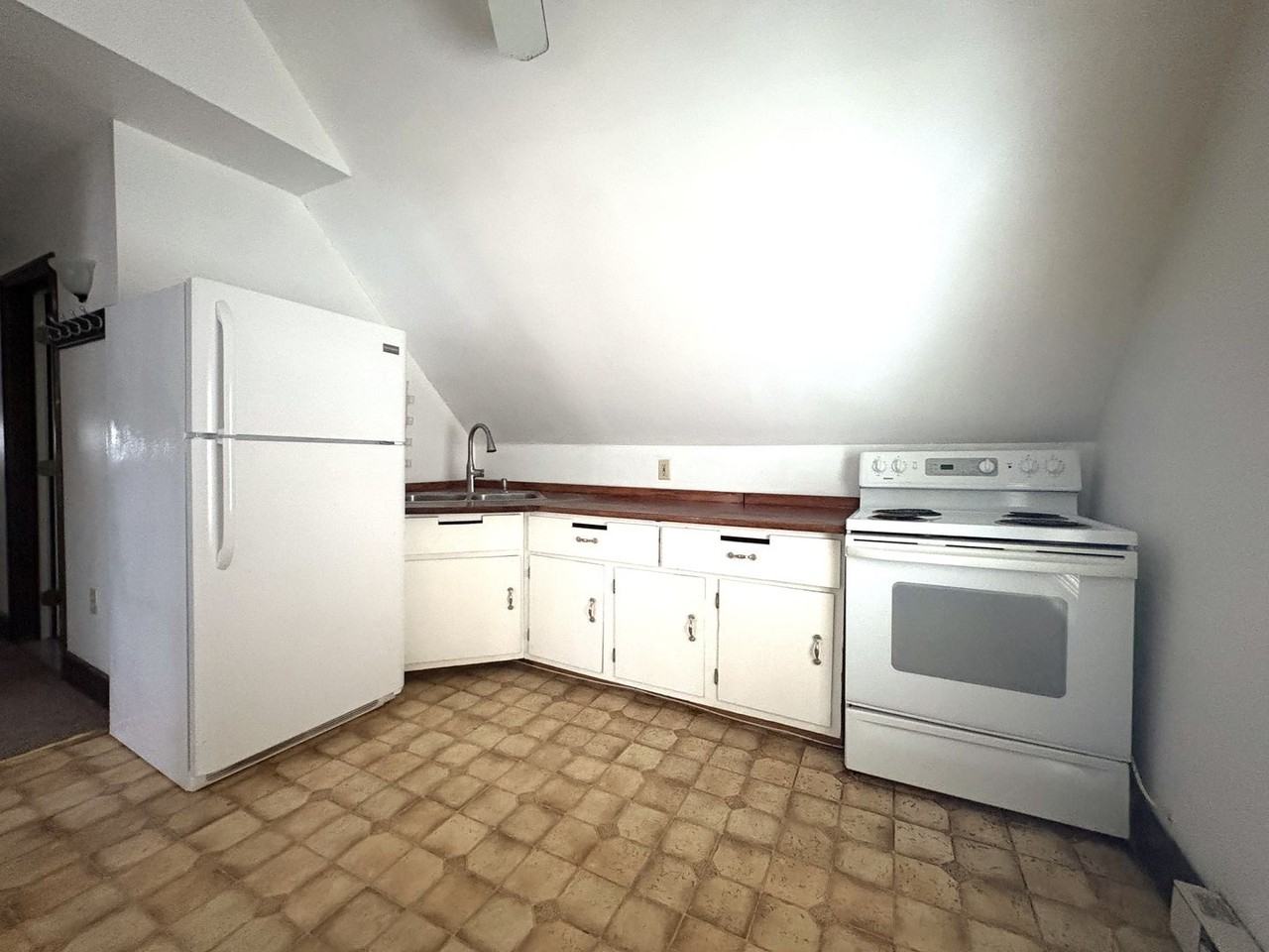 72 Hanks St - Photo 2 of 8