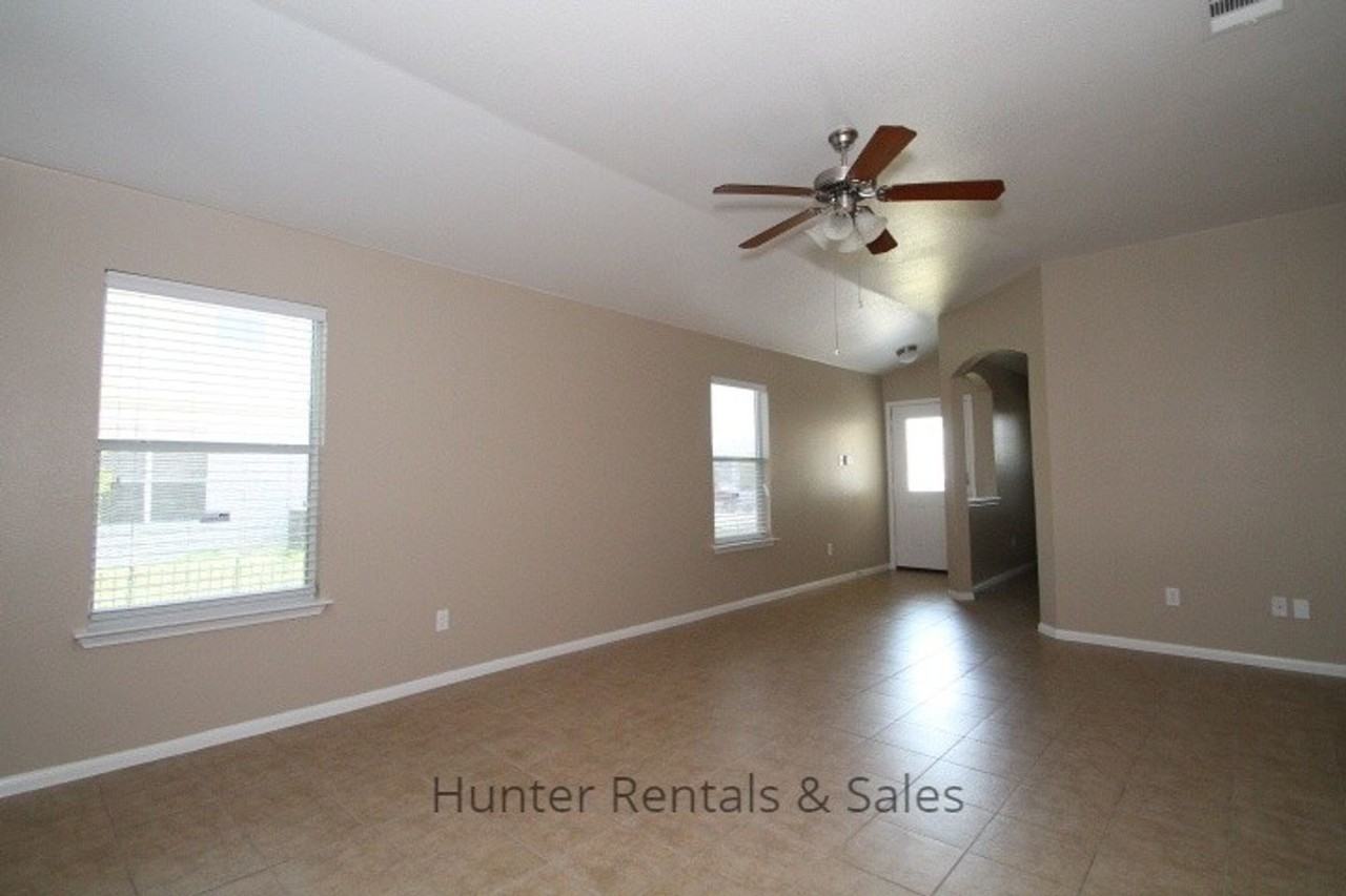 505 E Vega Ln - Photo 2 of 10