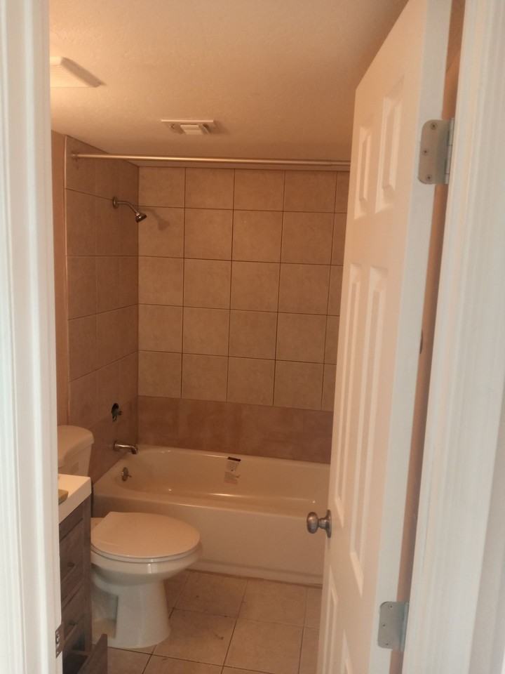 ROMA EIGHT APARTMENT HOMES - Photo 5 of 8