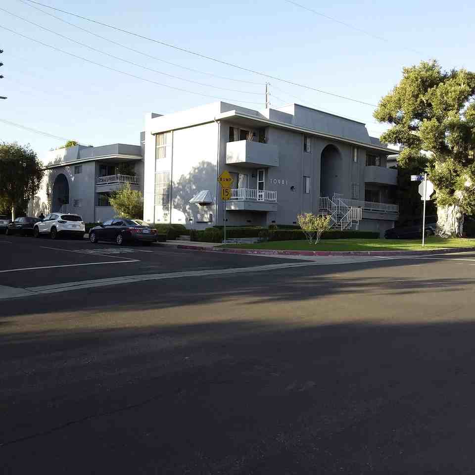 LUXURY LIVING AT AN AFFORDABLE PRICE - Photo 6 of 8