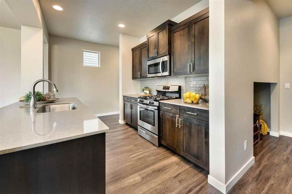 3106 E Ionia Ct - Photo 3 of 28