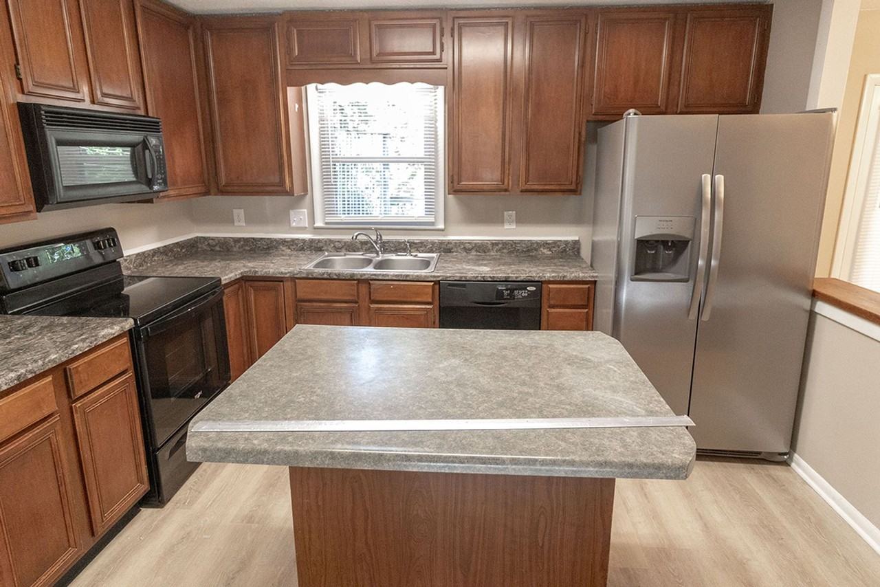 3006 Lynnwood Dr - Photo 7 of 43