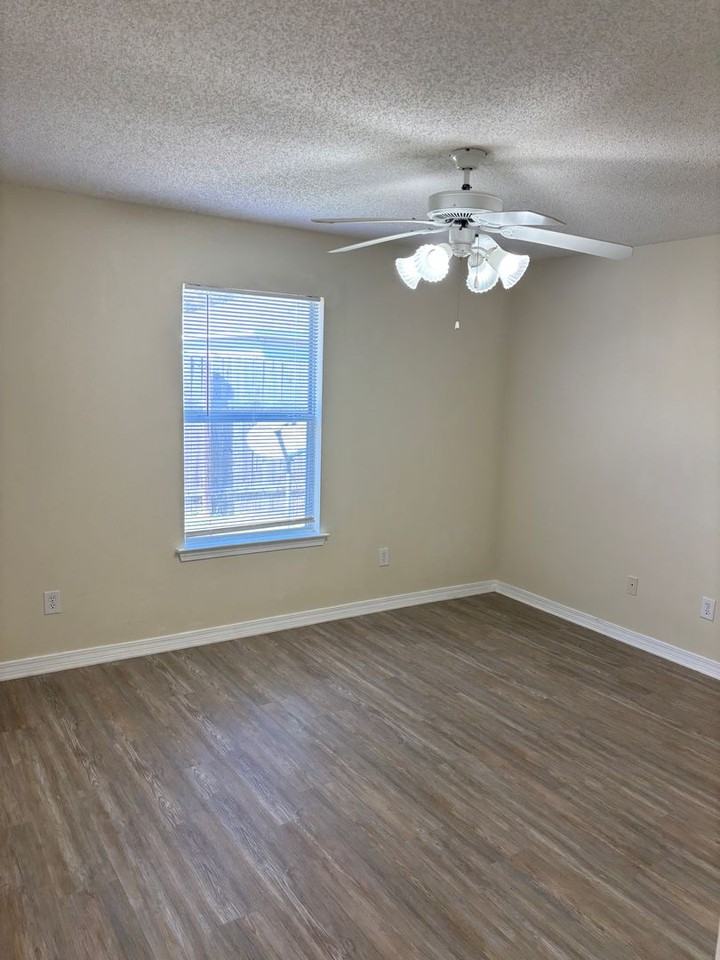 1006 Antigua Cir - Photo 7 of 14