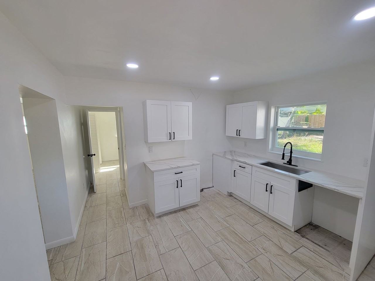 1225 1/2 Bermuda St - Photo 3 of 7