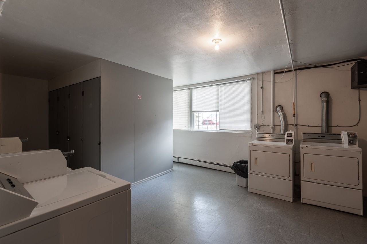 3033 James Ave S - Photo 4 of 4