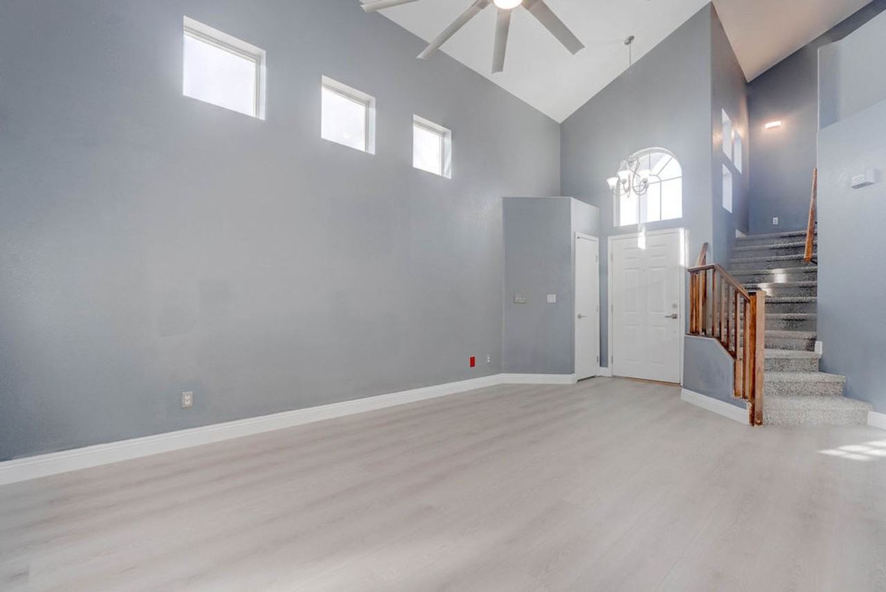 879 Cozy Valley St - Photo 4 of 38